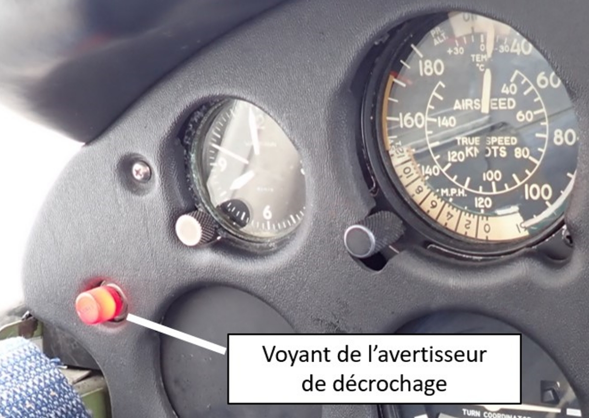 Figure 3. Voyant d’avertissement de décrochage allumé dans un aéronef semblable à l’aéronef à l’étude (Source : BST) Figure 3. Voyant d’avertissement de décrochage allumé dans un aéronef semblable à l’aéronef à l’étude (Source : BST)