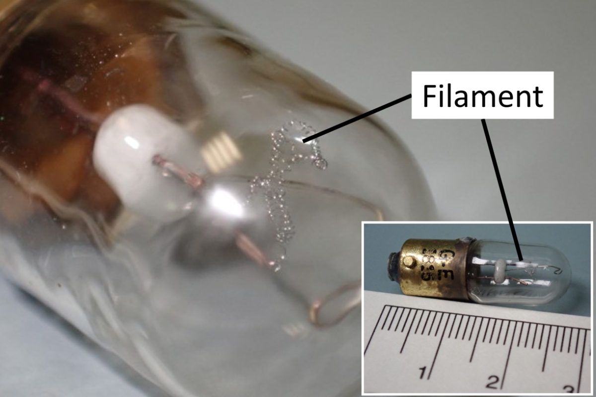 Figure 4. Vue agrandie du filament de l’ampoule retirée de l’avertisseur de décrochage de l’aéronef à l’étude, avec une vue complète de l’ampoule en médaillon (référence d’échelle en cm) (Source des images : BST) Figure 4. Vue agrandie du filament de l’ampoule retirée de l’avertisseur de décrochage de l’aéronef à l’étude, avec une vue complète de l’ampoule en médaillon (référence d’échelle en cm) (Source des images : BST)