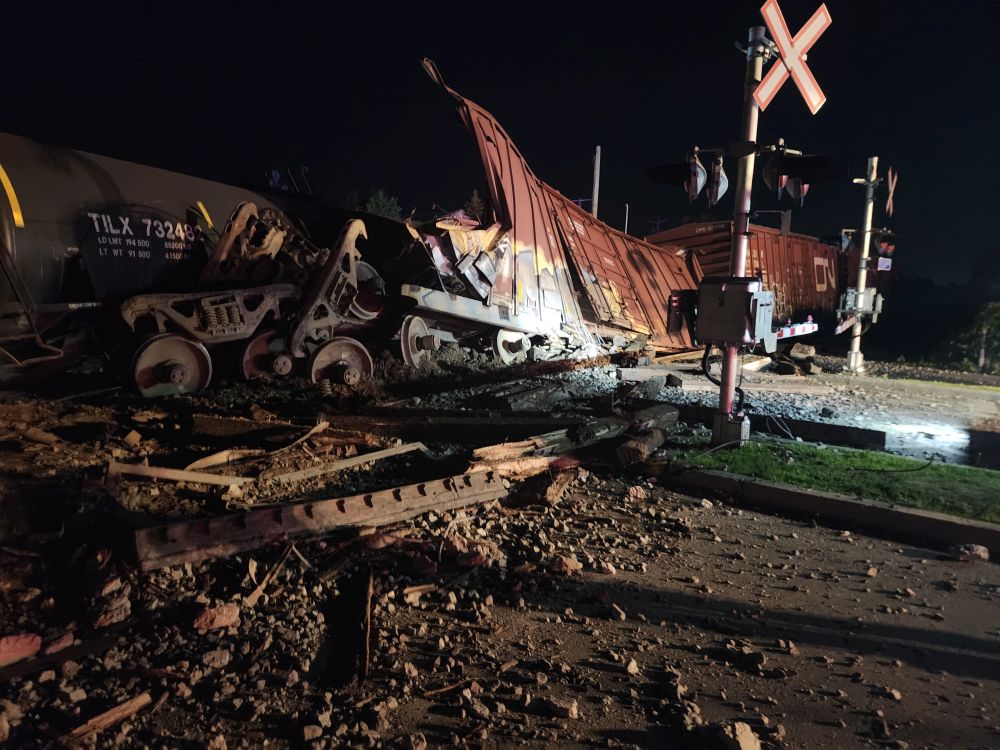Photo 1 : Le train de marchandises du CN après le déraillement survenu le 5 juillet 2026 à Repentigny (Québec) (Source : Bureau de la sécurité des transports du Canada)