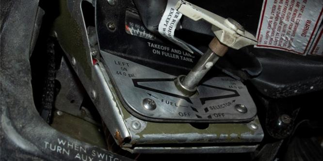 Figure 4. Poignée du sélecteur de carburant de l’aéronef de l’événement à l’étude, retrouvée en position LEFT ON après l’événement (Source : BST) Figure 4. Poignée du sélecteur de carburant de l’aéronef de l’événement à l’étude, retrouvée en position LEFT ON après l’événement (Source : BST)